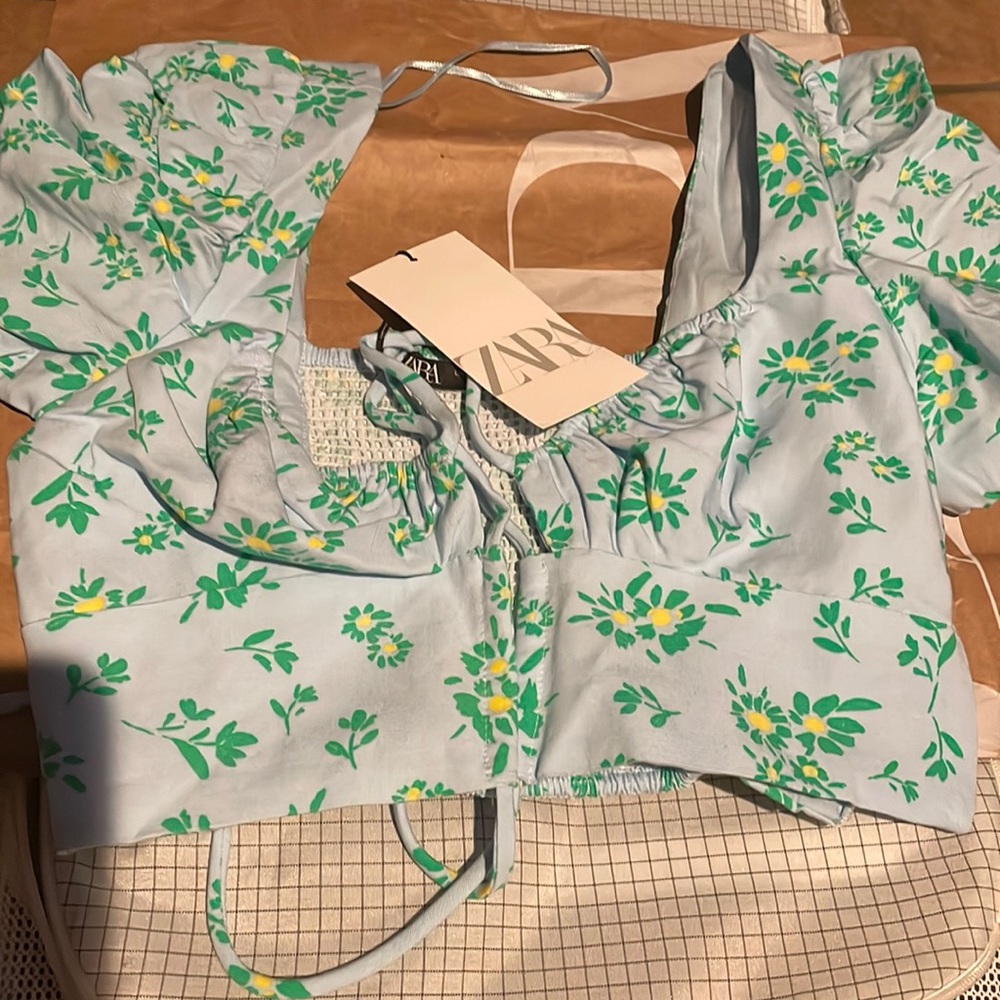 Crop tied floral shirt . Light blue